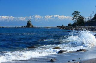 雨晴海岸から望む立山連峰の雄大な景色