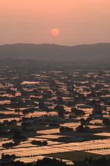 砺波市の夢の平スキー場から一望する散居村の夕日